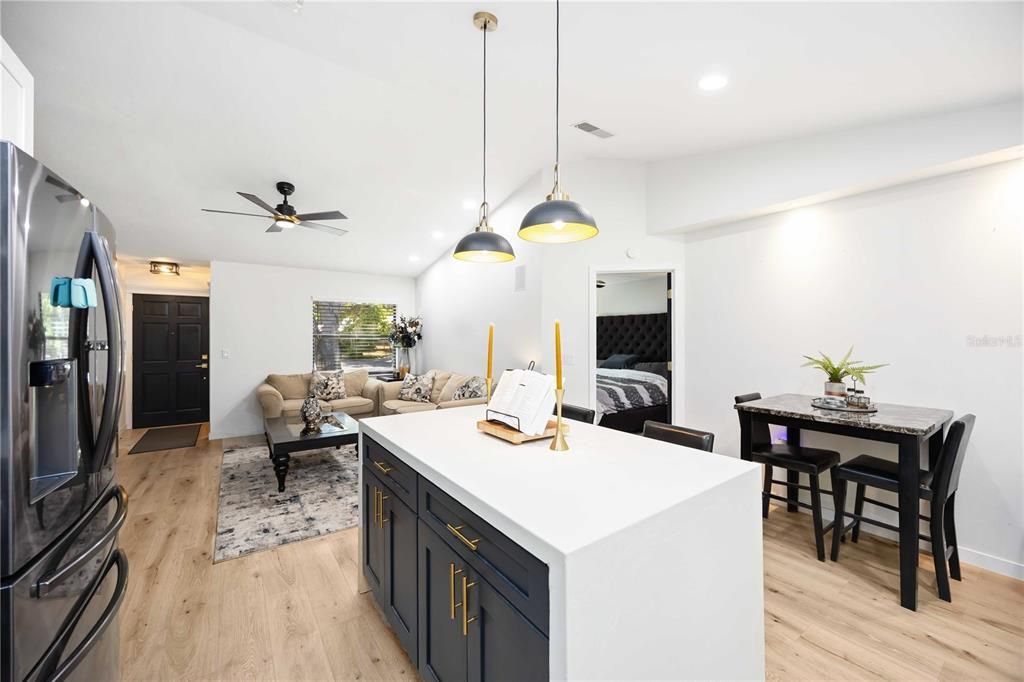 For Sale: $349,999 (2 beds, 2 baths, 878 Square Feet)