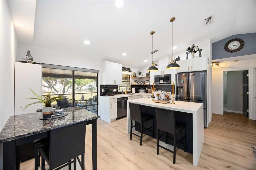 For Sale: $349,999 (2 beds, 2 baths, 878 Square Feet)