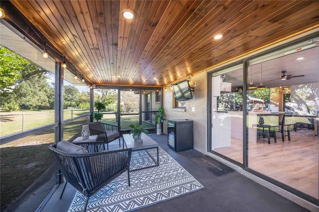 For Sale: $349,999 (2 beds, 2 baths, 878 Square Feet)