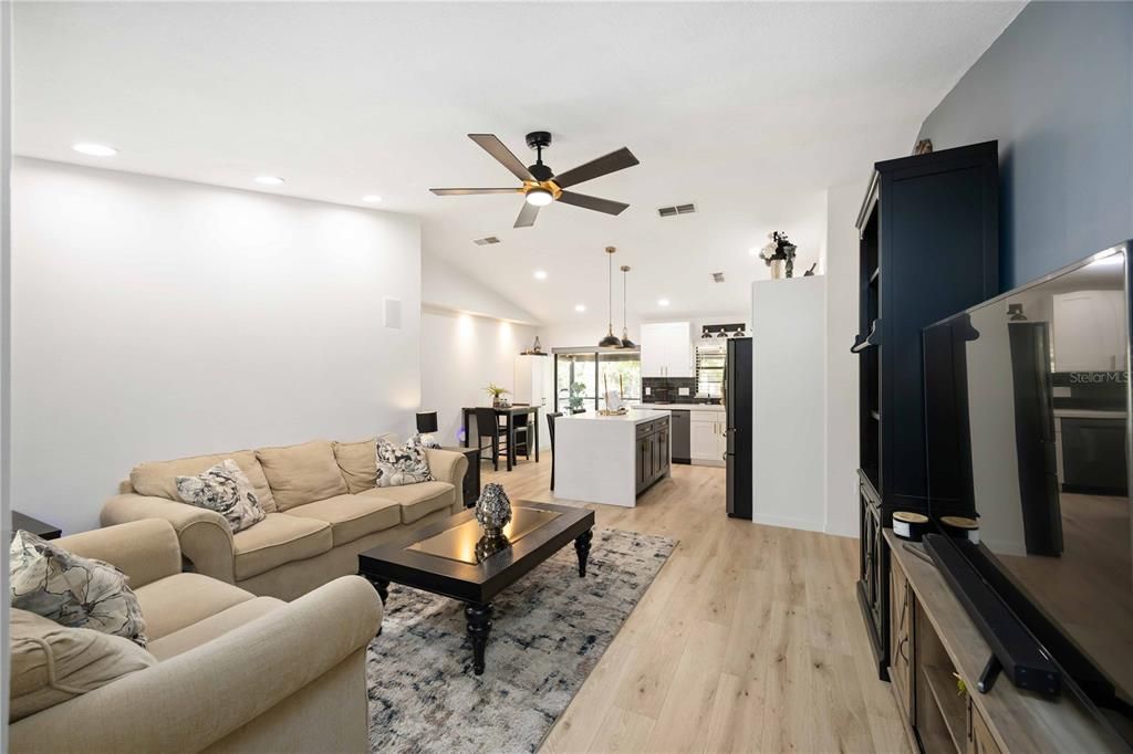 For Sale: $349,999 (2 beds, 2 baths, 878 Square Feet)