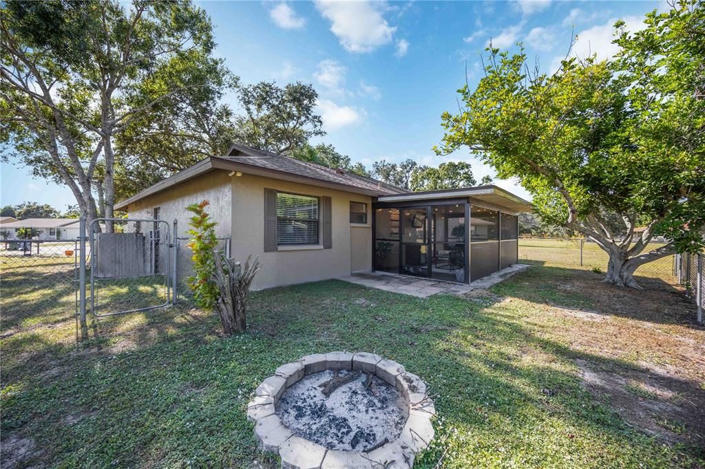 For Sale: $349,999 (2 beds, 2 baths, 878 Square Feet)