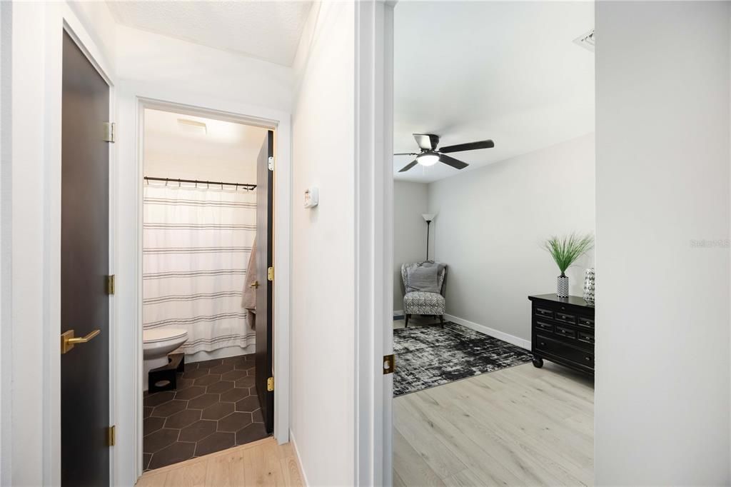 For Sale: $349,999 (2 beds, 2 baths, 878 Square Feet)