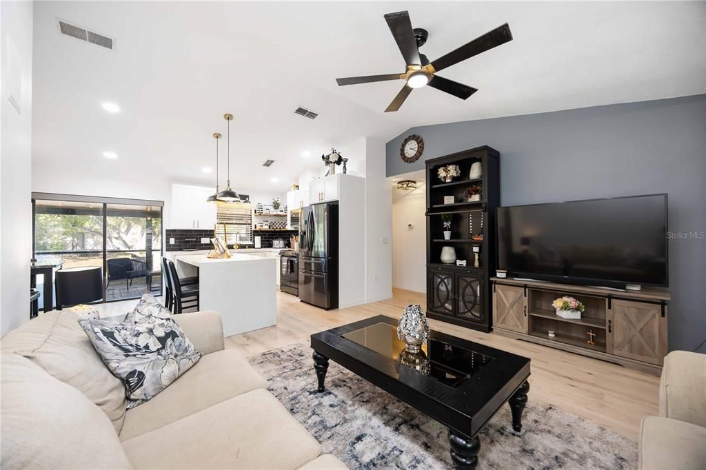 For Sale: $349,999 (2 beds, 2 baths, 878 Square Feet)