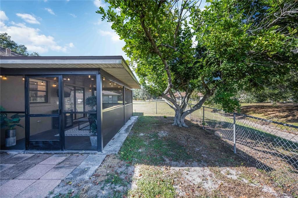 For Sale: $349,999 (2 beds, 2 baths, 878 Square Feet)