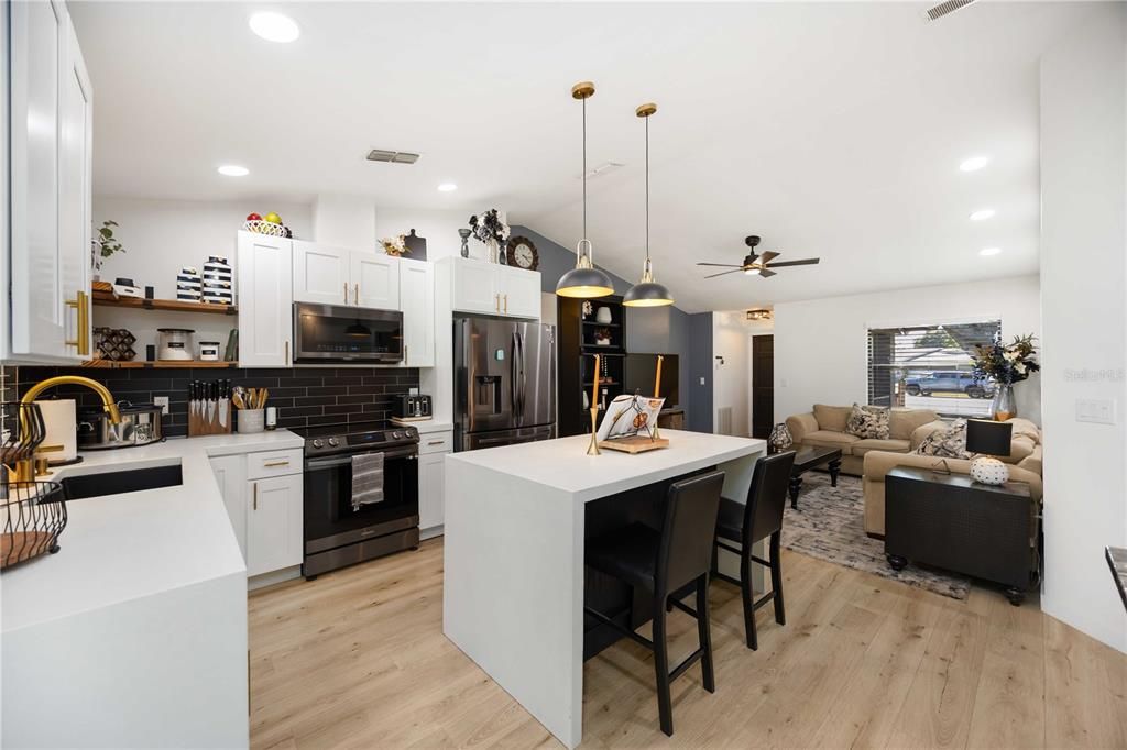 For Sale: $349,999 (2 beds, 2 baths, 878 Square Feet)