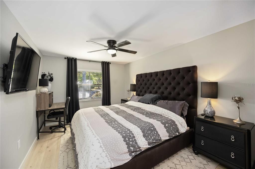 For Sale: $349,999 (2 beds, 2 baths, 878 Square Feet)