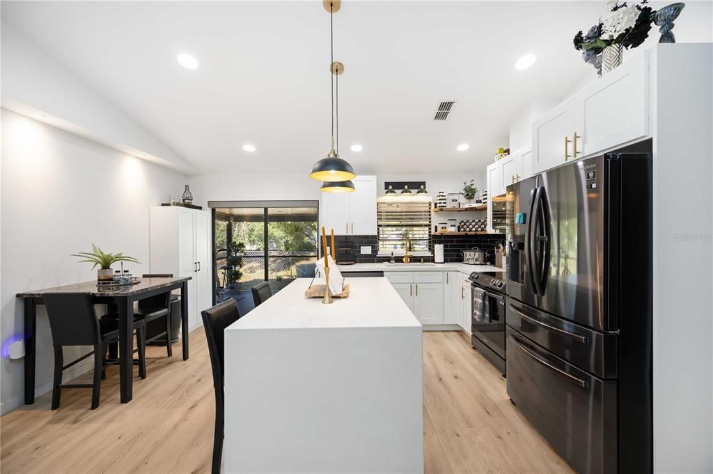 For Sale: $349,999 (2 beds, 2 baths, 878 Square Feet)