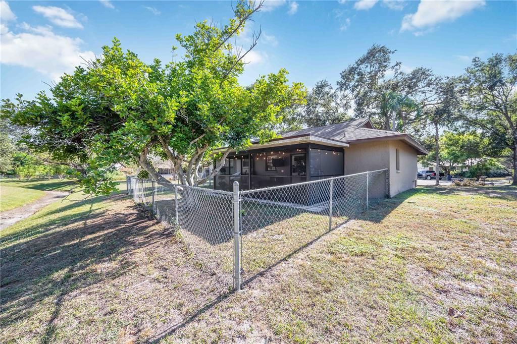 For Sale: $349,999 (2 beds, 2 baths, 878 Square Feet)