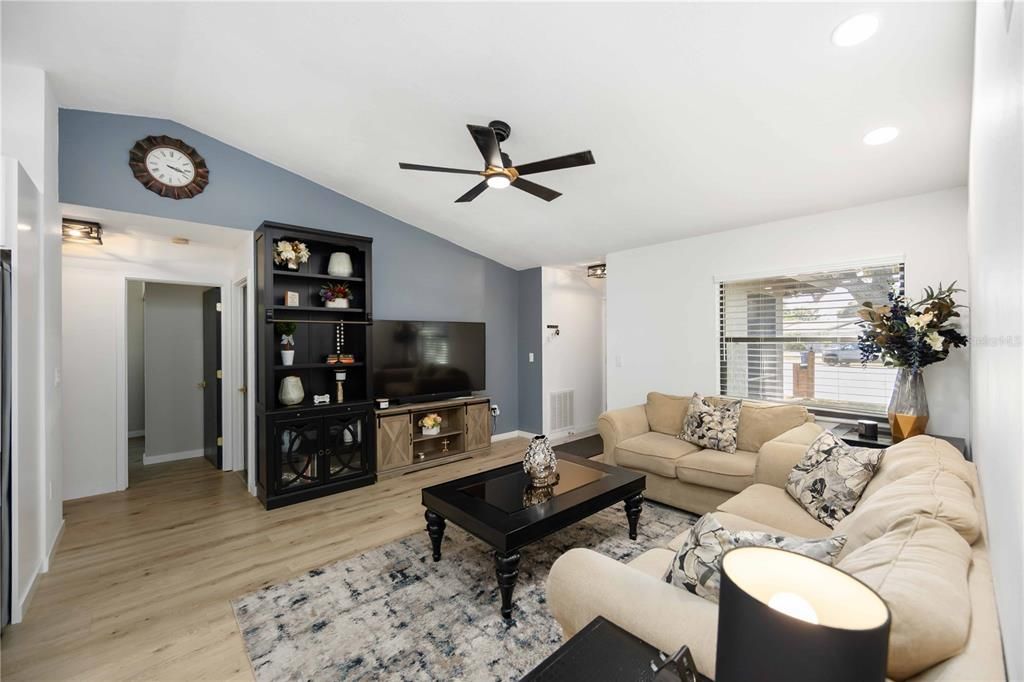 For Sale: $349,999 (2 beds, 2 baths, 878 Square Feet)