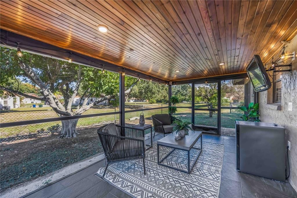 For Sale: $349,999 (2 beds, 2 baths, 878 Square Feet)