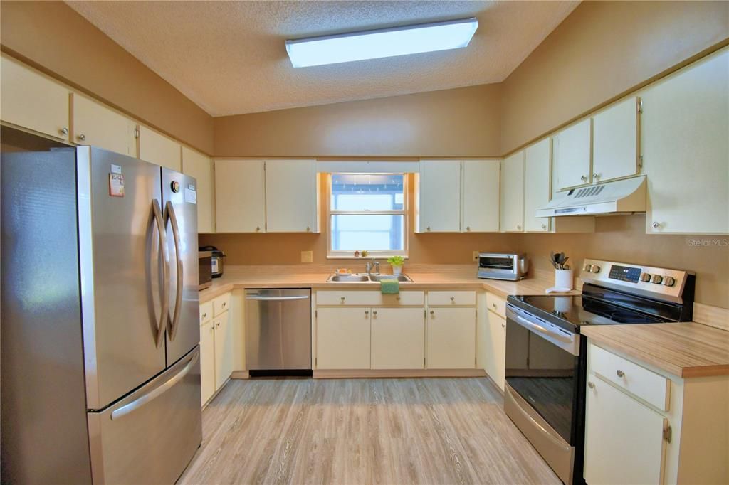 For Sale: $222,000 (2 beds, 2 baths, 1196 Square Feet)