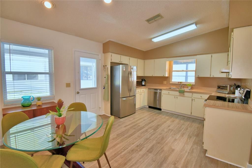 For Sale: $222,000 (2 beds, 2 baths, 1196 Square Feet)