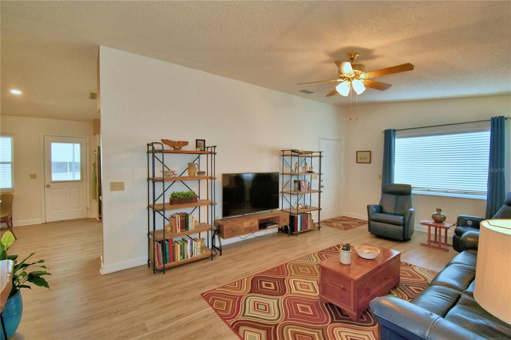 For Sale: $222,000 (2 beds, 2 baths, 1196 Square Feet)