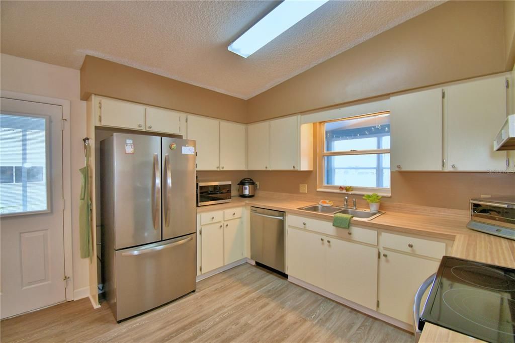 For Sale: $222,000 (2 beds, 2 baths, 1196 Square Feet)