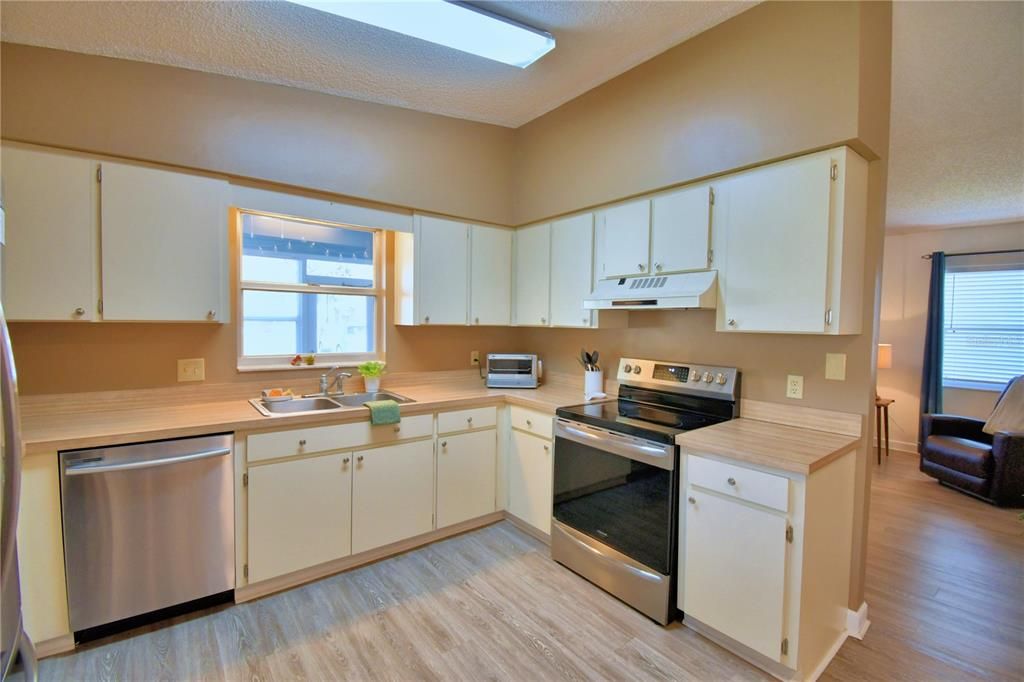 For Sale: $222,000 (2 beds, 2 baths, 1196 Square Feet)