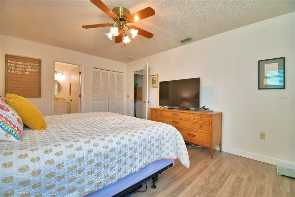 For Sale: $222,000 (2 beds, 2 baths, 1196 Square Feet)