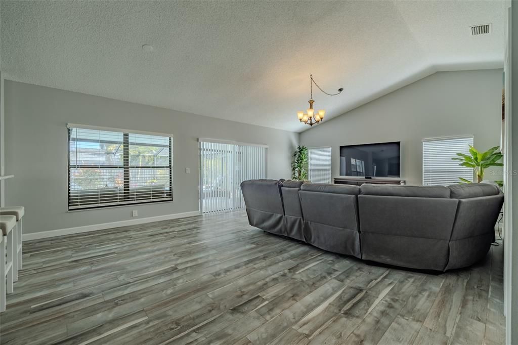 For Sale: $500,000 (4 beds, 2 baths, 2162 Square Feet)