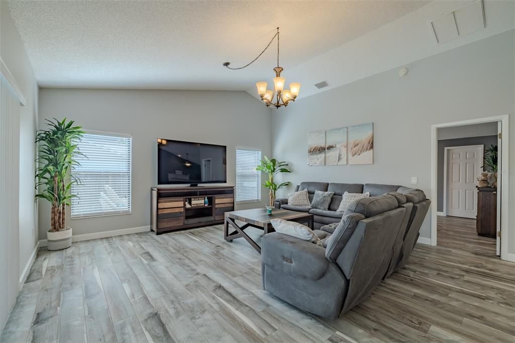 For Sale: $500,000 (4 beds, 2 baths, 2162 Square Feet)