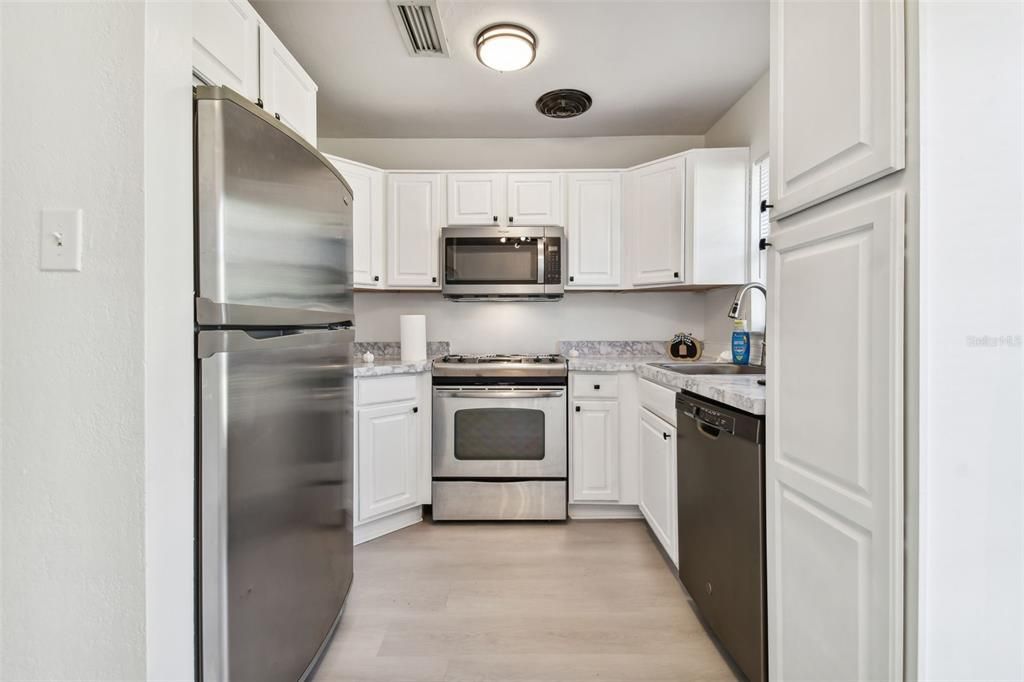 For Sale: $325,000 (2 beds, 1 baths, 789 Square Feet)