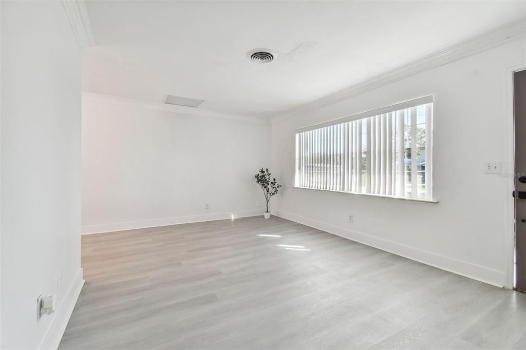 For Sale: $325,000 (2 beds, 1 baths, 789 Square Feet)