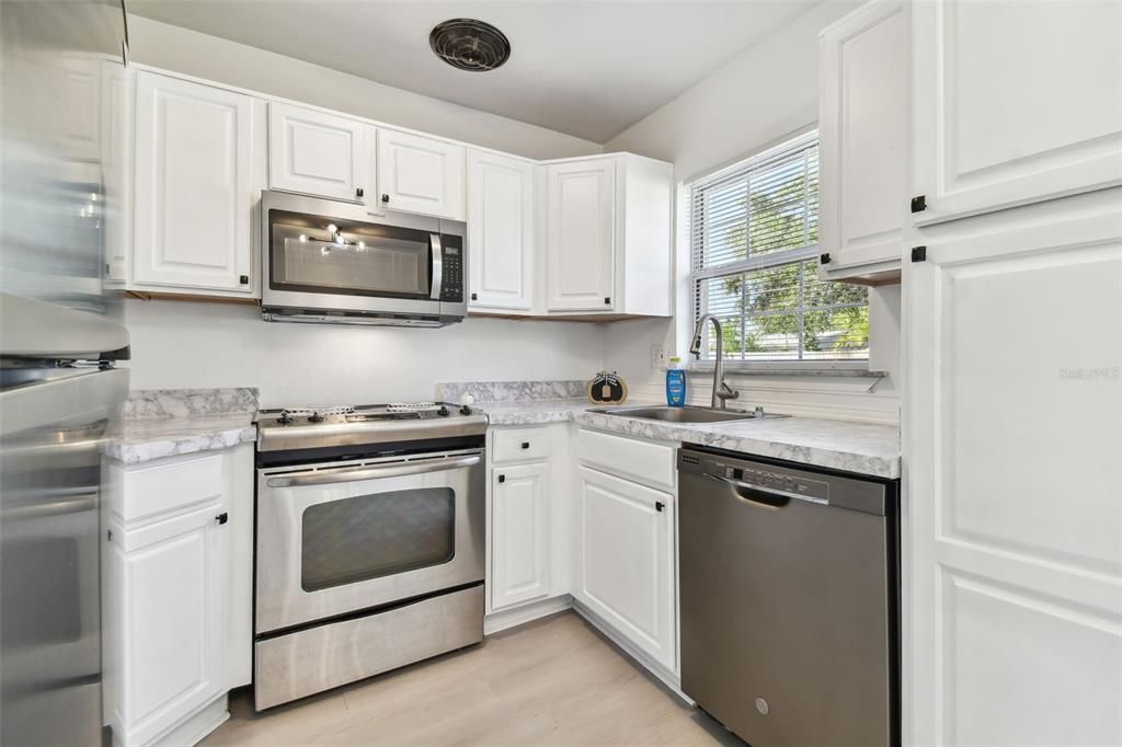 For Sale: $325,000 (2 beds, 1 baths, 789 Square Feet)