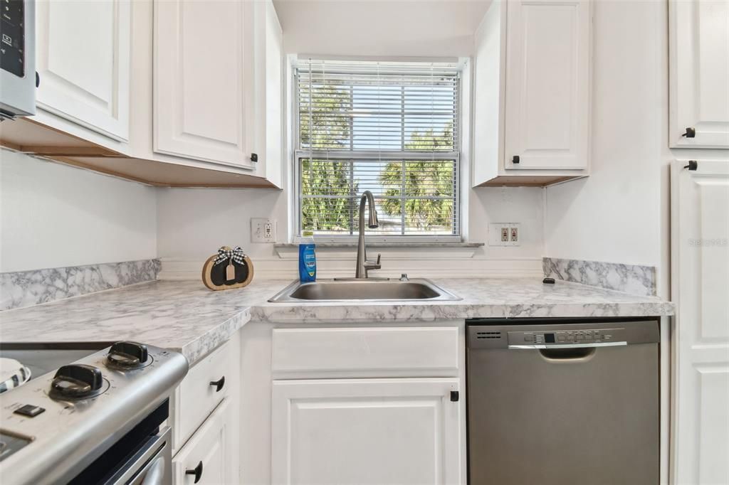 For Sale: $325,000 (2 beds, 1 baths, 789 Square Feet)