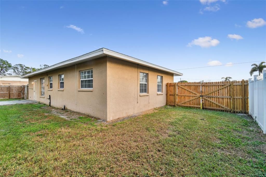 For Sale: $325,000 (2 beds, 1 baths, 789 Square Feet)