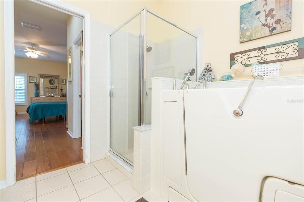 Activo con contrato: $370,000 (3 camas, 2 baños, 1852 Pies cuadrados)