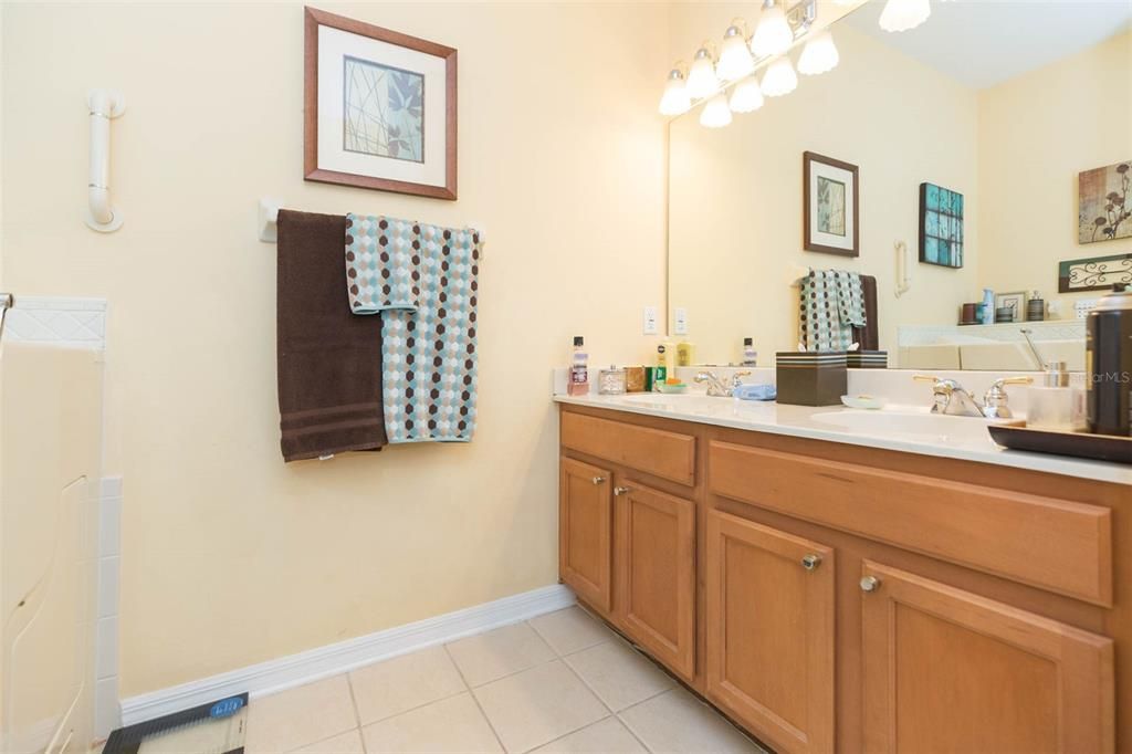 Activo con contrato: $370,000 (3 camas, 2 baños, 1852 Pies cuadrados)