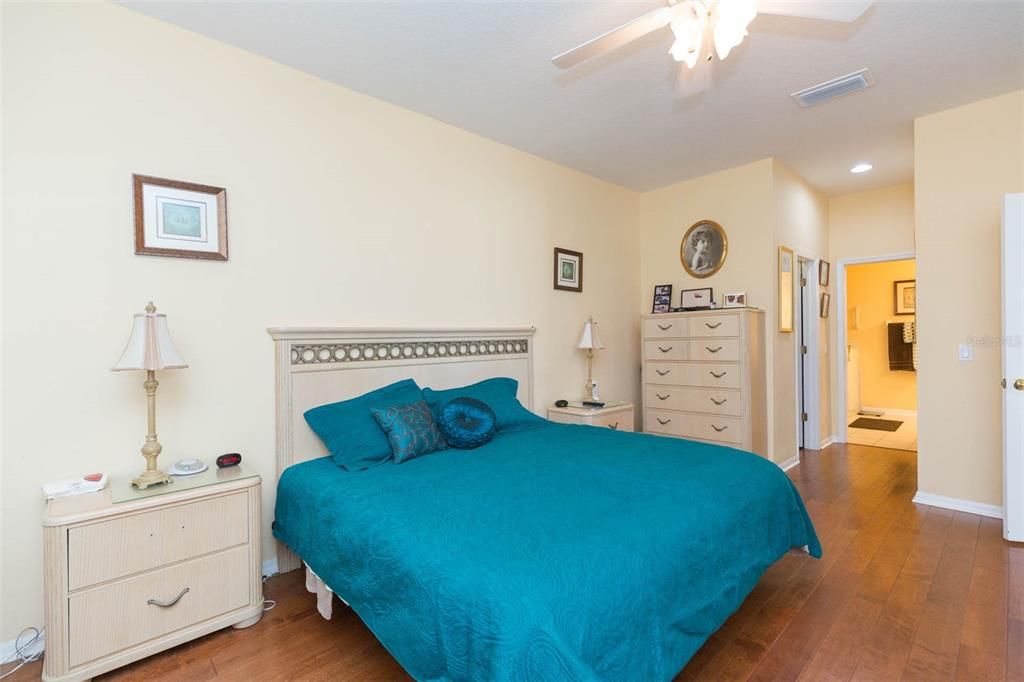 Activo con contrato: $370,000 (3 camas, 2 baños, 1852 Pies cuadrados)