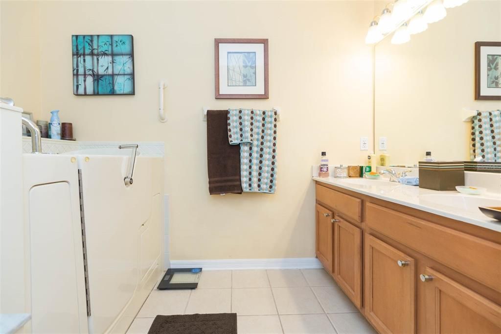 Activo con contrato: $370,000 (3 camas, 2 baños, 1852 Pies cuadrados)