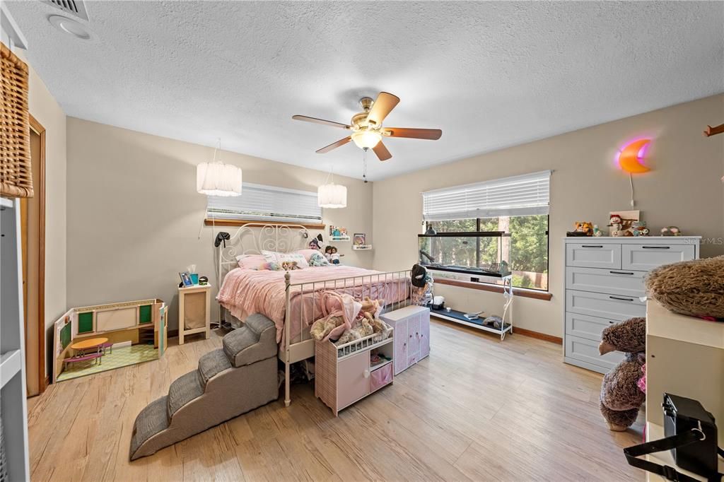 Activo con contrato: $525,000 (4 camas, 2 baños, 2306 Pies cuadrados)