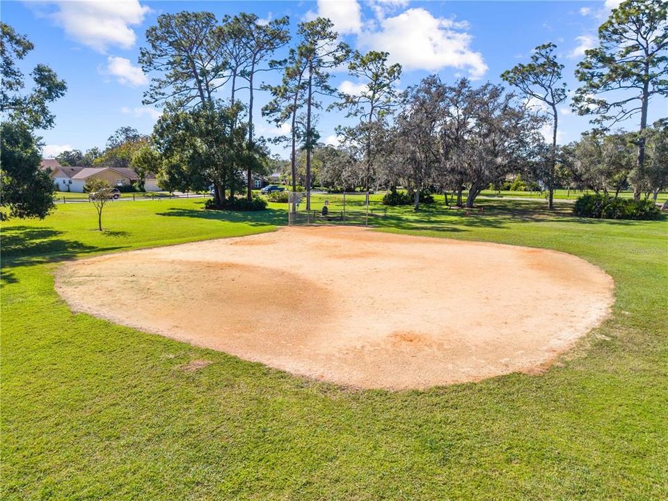 Activo con contrato: $525,000 (4 camas, 2 baños, 2306 Pies cuadrados)