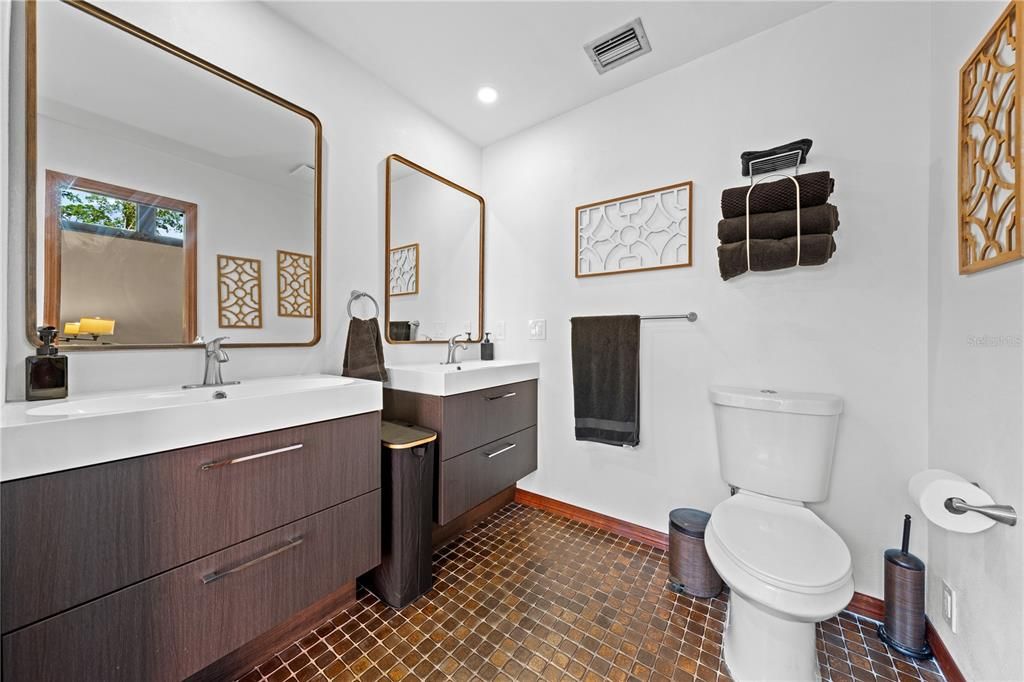 Activo con contrato: $525,000 (4 camas, 2 baños, 2306 Pies cuadrados)