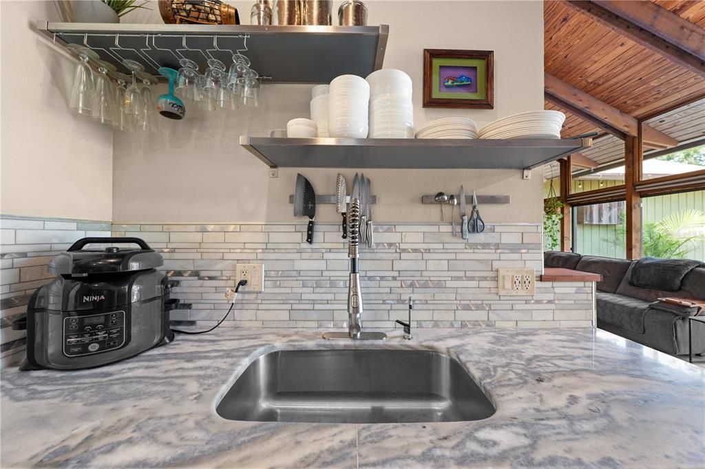 Activo con contrato: $525,000 (4 camas, 2 baños, 2306 Pies cuadrados)