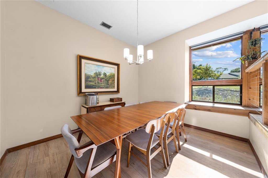 Activo con contrato: $525,000 (4 camas, 2 baños, 2306 Pies cuadrados)