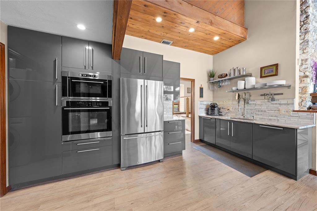 Activo con contrato: $525,000 (4 camas, 2 baños, 2306 Pies cuadrados)