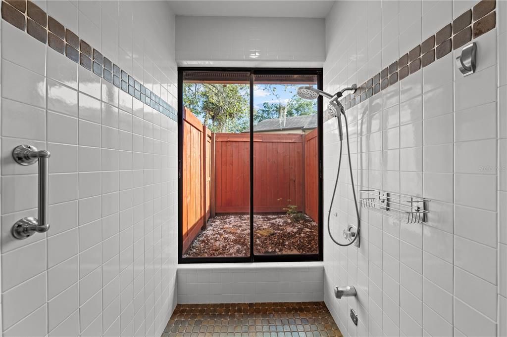 Activo con contrato: $525,000 (4 camas, 2 baños, 2306 Pies cuadrados)