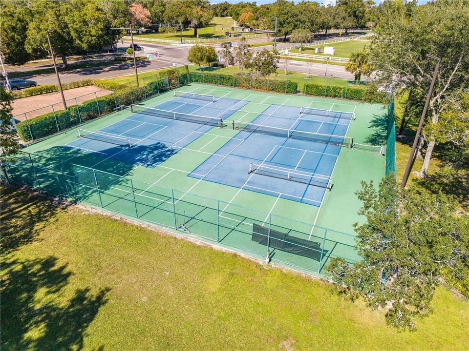 Activo con contrato: $525,000 (4 camas, 2 baños, 2306 Pies cuadrados)