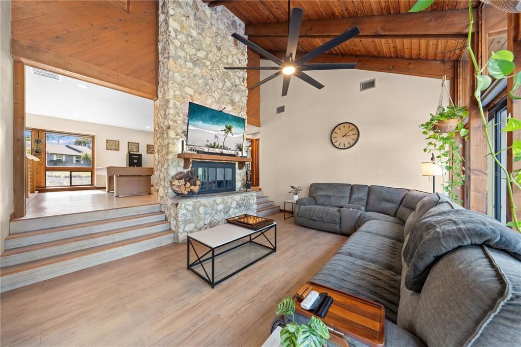 Activo con contrato: $525,000 (4 camas, 2 baños, 2306 Pies cuadrados)