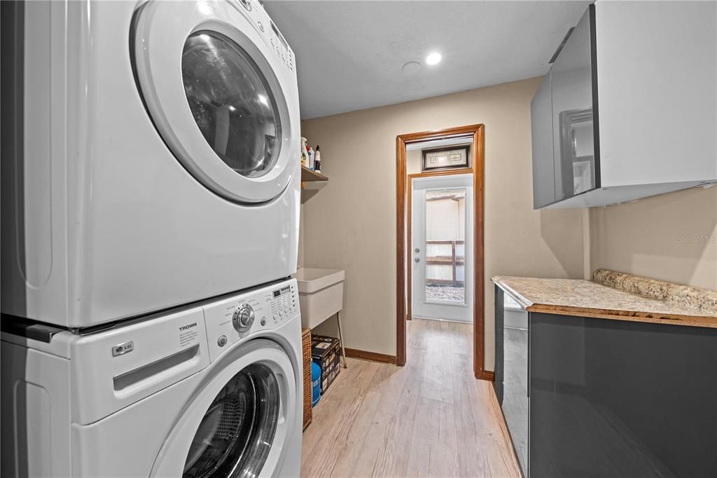 Activo con contrato: $525,000 (4 camas, 2 baños, 2306 Pies cuadrados)