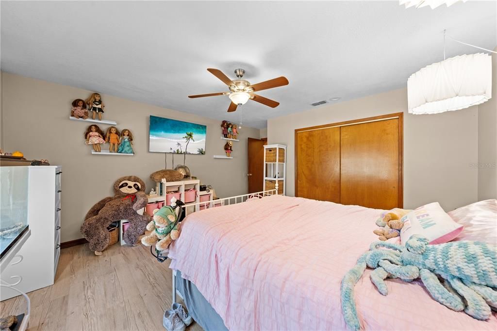 Activo con contrato: $525,000 (4 camas, 2 baños, 2306 Pies cuadrados)