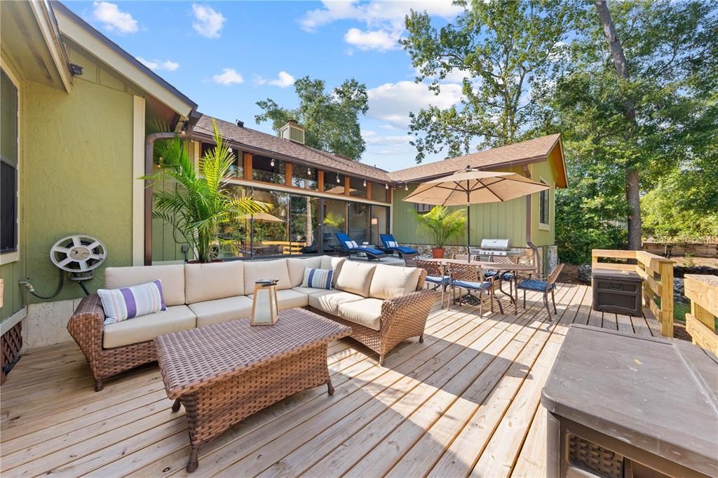 Activo con contrato: $525,000 (4 camas, 2 baños, 2306 Pies cuadrados)