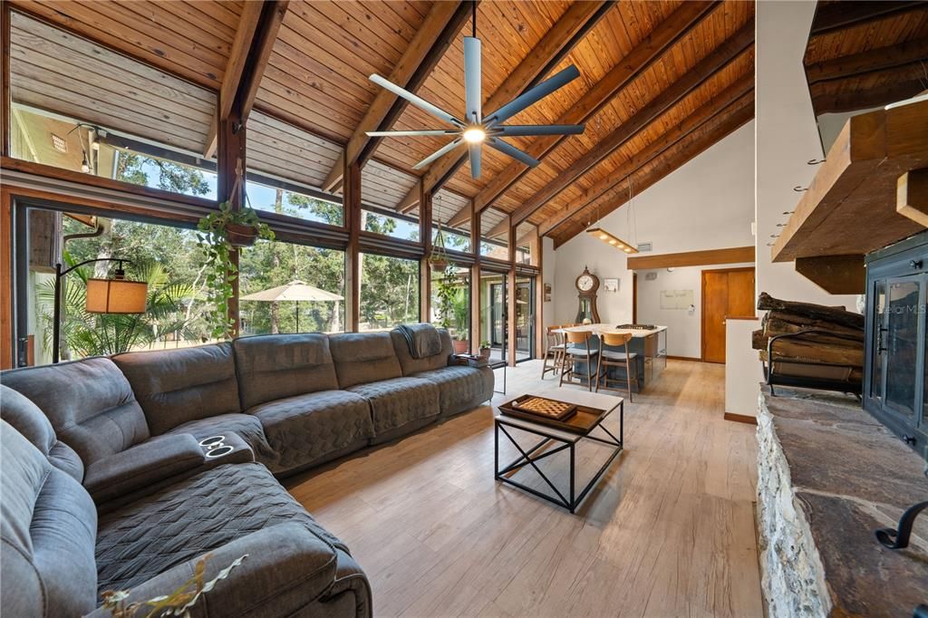 Activo con contrato: $525,000 (4 camas, 2 baños, 2306 Pies cuadrados)