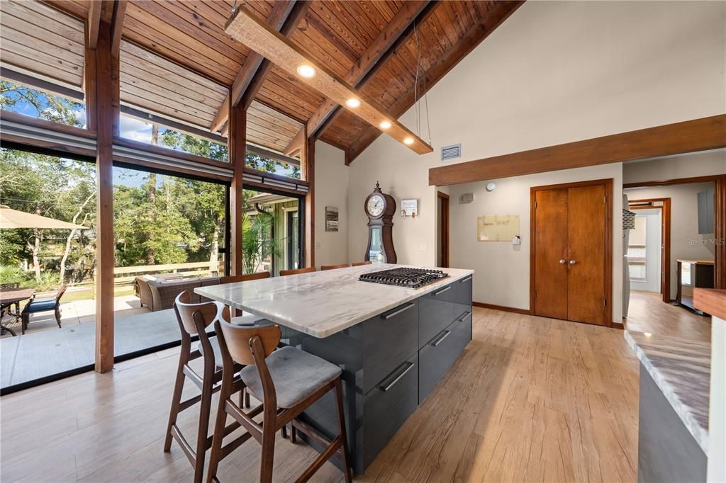 Activo con contrato: $525,000 (4 camas, 2 baños, 2306 Pies cuadrados)