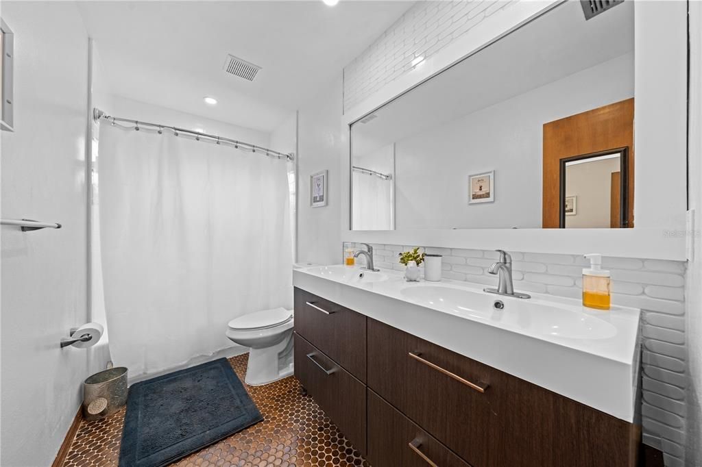 Activo con contrato: $525,000 (4 camas, 2 baños, 2306 Pies cuadrados)