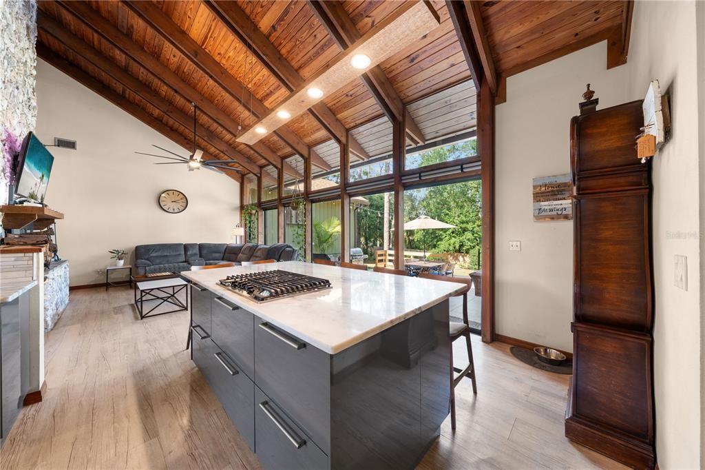 Activo con contrato: $525,000 (4 camas, 2 baños, 2306 Pies cuadrados)