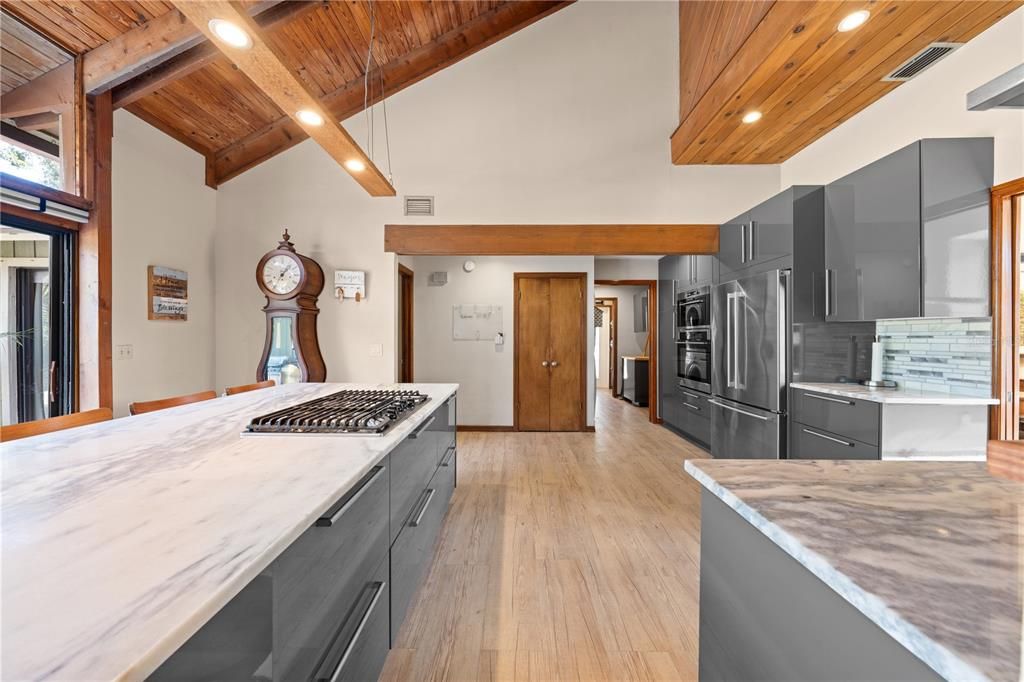 Activo con contrato: $525,000 (4 camas, 2 baños, 2306 Pies cuadrados)