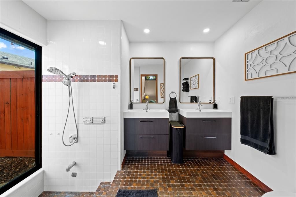 Activo con contrato: $525,000 (4 camas, 2 baños, 2306 Pies cuadrados)