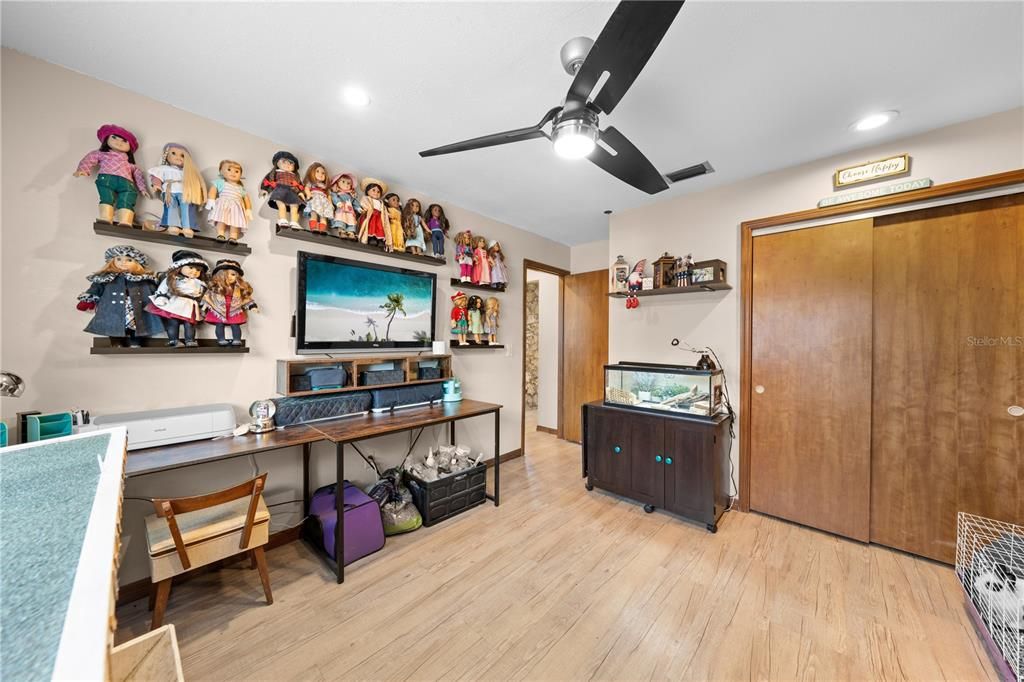 Activo con contrato: $525,000 (4 camas, 2 baños, 2306 Pies cuadrados)